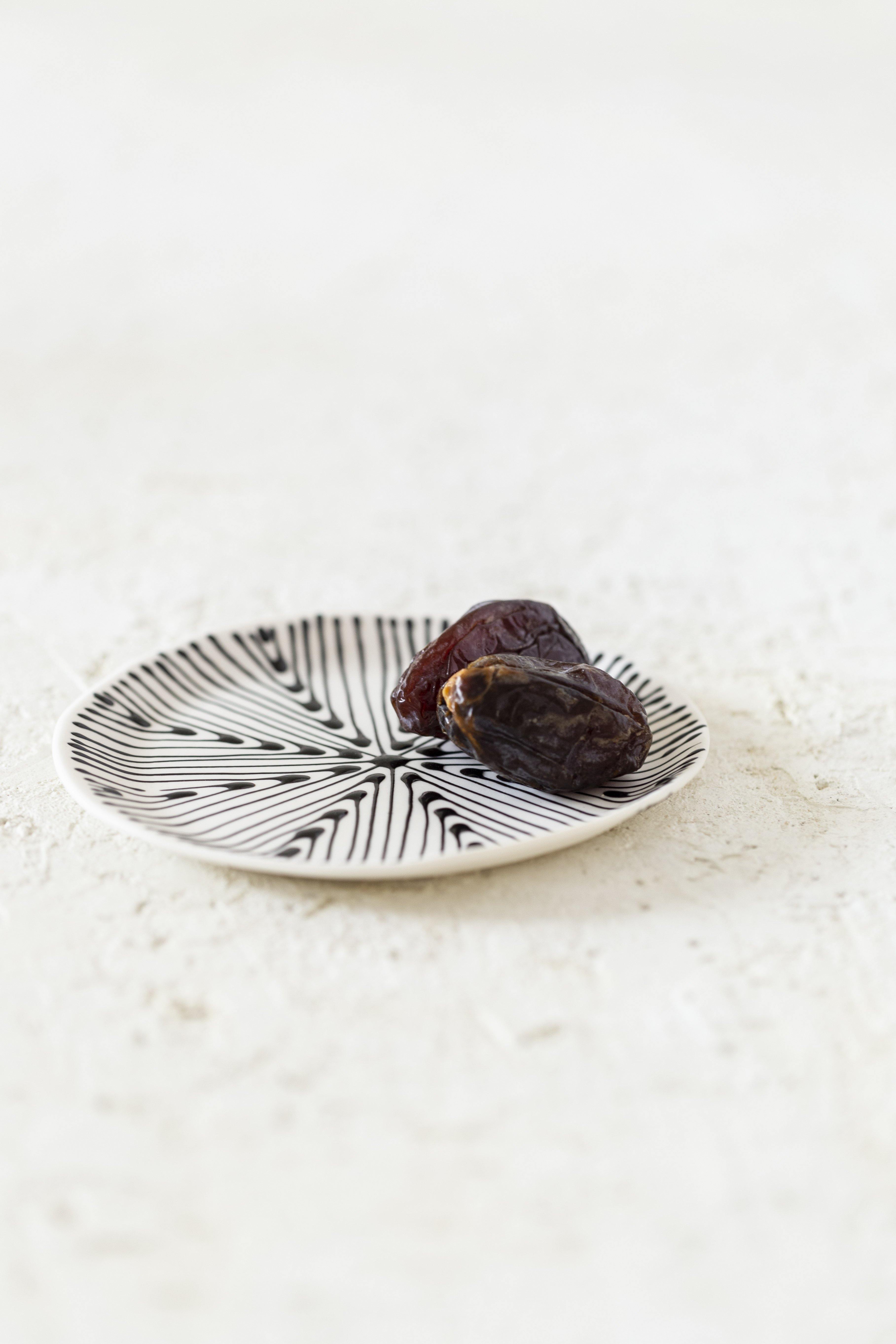 Dessert plate | White with black wheat - Maiyan Ben Yona - Ceramic Studio